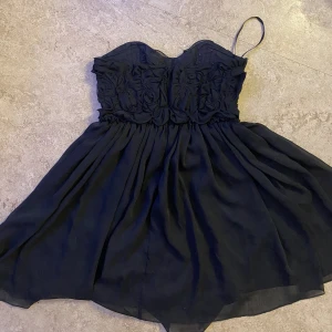 Klänning från bik bok  - Säljer min klänning från Bik bok. Svart klänning , super fint skick, dragkedja där bak. Storlek xs . Hör av er vid frågor eller för fler bilder. Pris kan diskuteras!!!!