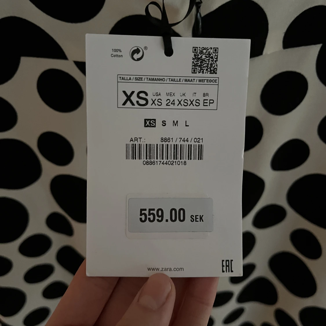 Prickig klänning med djup rygg - 91