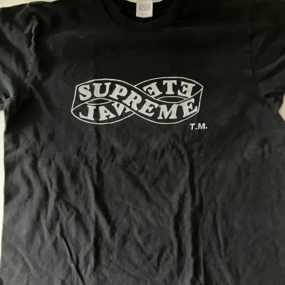 - Black Supreme Eternal T-Shirt - Köpt i Supreme Shop i New York  - Hög Kvaliet, håller bra kvalitet efter tvätt. T-shirts.