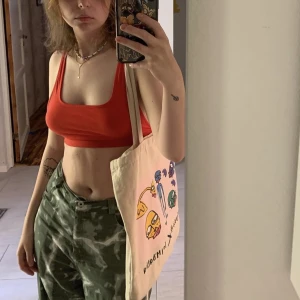 Byxor  - Grön/vita vida byxor, tyget är lite tunnare än jeans och är super skönt nu till sommar! Stl 36 men passar för 38 