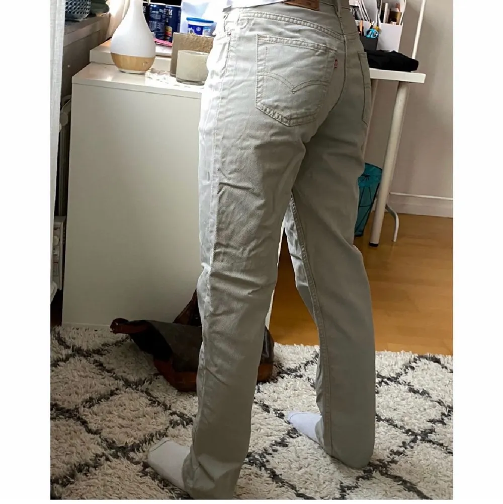 Har inte kommit till användning för de är lite för stora i midjan. Färgen är gråbeiga på jeansen. (Är 163 cm och brukar ha XS/S på jeans och byxor som referens). Jeans & Byxor.