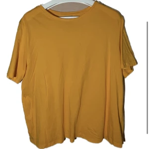 orange tshirt - gullig mjuk orange kortärmad tshirt, använd en gång. färgen syns bäst på sista bilden 🍑