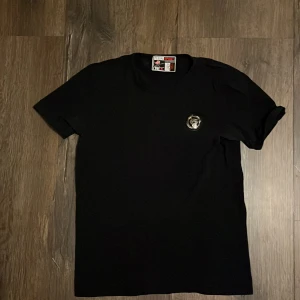 Philip plein sport tshirt - PP tshirt i stretch material, väldigt skön och bekväm , lite bättre kvalite än 100 Cotton Nypris 1999 Använd men 8/10 skick
