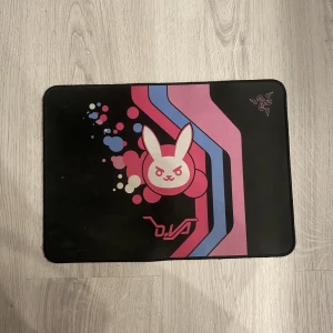 DVA musmatta - musmatta från Razer med dva tryck från overwatch💞🫶 supergullig men köpte nyligen en ny 🤍🤭