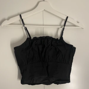 Topp - Jättefin topp från H&M, strl xxs. Säljer då den är för liten för mig. 70 kr inkl frakt🫶🏼