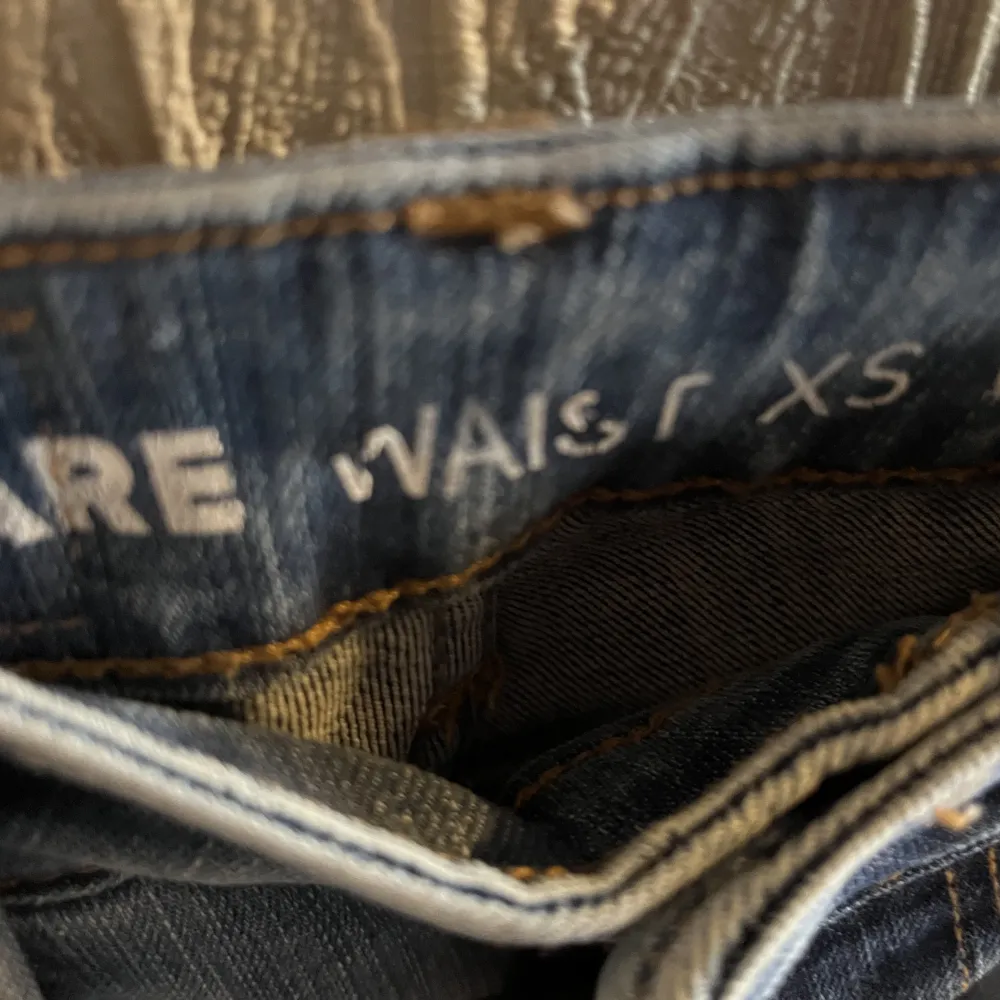 Blå jeans från Bikbok. Bra skick, använts ett par gånger. Ordinarie pris 600kr ny pris 200kr. Jeans & Byxor.