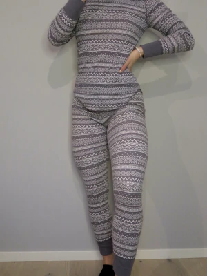 Pyjamas  - Pyjamas i storlek M.  Endast använd en gång.   Hämtas i Lund eller skickas om köparen står för frakten 😄