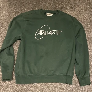 Carhartt sweatshirt - Säljer denna Carhartt sweatshirten som är i ett fint skick. Tröjan är använd fåtal gånger och har en väldigt hög kvalitet (Cond 9/10). Hör av dig vid frågor eller fler bilder.//Alexander