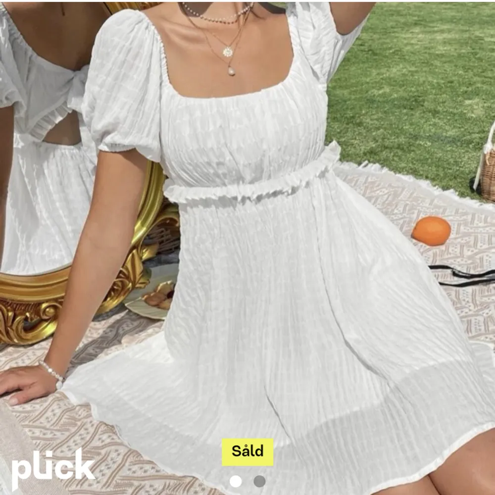 Jättefin vit klänning! Passar perfekt som studentklänning eller bara att ha på sommaren 💕. Klänningar.