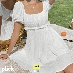 Vit klänning - Jättefin vit klänning! Passar perfekt som studentklänning eller bara att ha på sommaren 💕