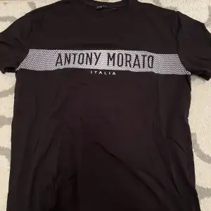 En väldigt fin tshirt från det italienska märket Antony Morato. Helt oanvänd i storleken XL