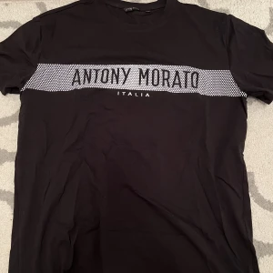 Antony Morato tshirt - En väldigt fin tshirt från det italienska märket Antony Morato. Helt oanvänd i storleken XL