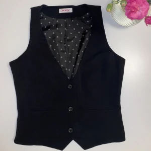 Kostymväst - Säljer en kostymväst. Fint skick och i strl S. Älskar men kommer tyvärr inte till användning, köpare står för frakt🥰