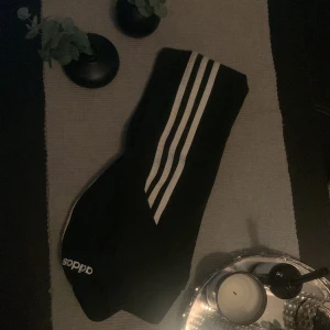 Adidas byxor - Stretchiga träningsbyxor som inte kommer till användning.
