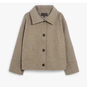 Kappahl jacka - Säljer denna beige jacka från Kappahl som inte kommer till anvädning längre. Den är i storlek Xs men passar mig som brukar bära S. De funkar att ha en tjockare stickad tröja under utan några problem. Jackan köptes förra året och är i gott skick. 