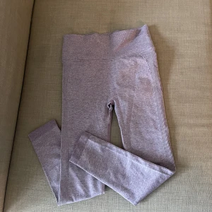 Lila ”Gymshark” Byxor  - Gymshark inspirerande byxor i lila. Helt oanvända, då jag beställt i andra färger. Där bak är det en ”fack” som ger rumpan stöd och en bättre form under träningen ❤️🫶🏻