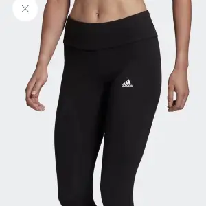 Svarta Adidasbyxor sport performance storlek s. Köpta för 329kr frakt 65kr 