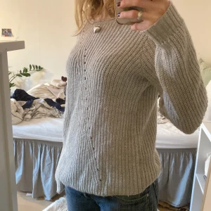 Grå stickad tröja - Fin grå stickad tröja i bra skick och jätteskönt material, bara att skriva för fler bilder 💕