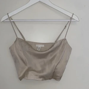 Champagne färgat linne/crop top  - Aldrig använd, jätte fin och stämmer i storleken 