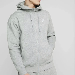 Nike hoodie - Säljer denna zip hoodie från Nike, herr modell, storlek M, bra skick, säljer för 400 kr + frakt. 