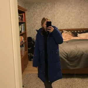 Fin blå kappa  - Säljer du denna blåa kappan från lager 157, fint skick bara att dragkedjan har gått sönder lite där nere. Kan gå ner i pris vid snabb affär