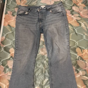 Jeans - Ett par bootcut Jens från H&M. Storlek 46. Jag har sytt ner dom lågmidjat men dom har spruckit lite medan det går och laga💖😻