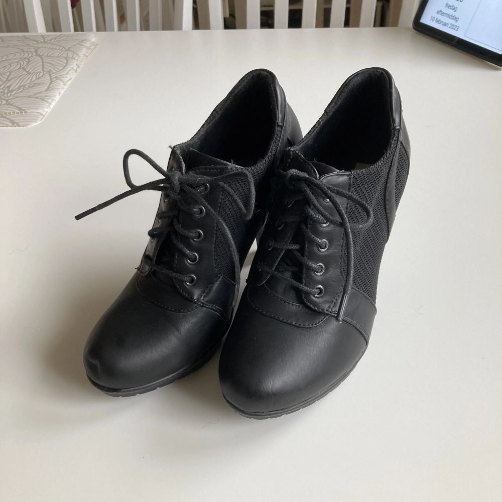 Klackskor från Vox Shoes i storlek 36. Köparen betalar för frakten; kan annars mötas i Karlstad🥰❤️. Skor.