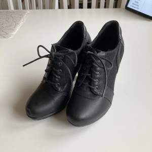 Klackskor från Vox Shoes i storlek 36. Köparen betalar för frakten; kan annars mötas i Karlstad🥰❤️
