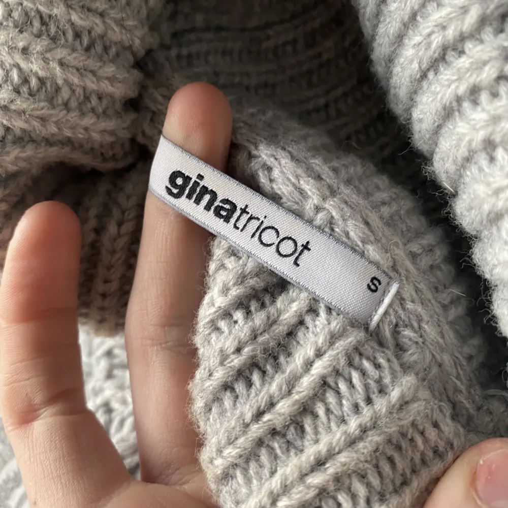 En varm tröja i storlek S frĂ„n Gina tricot. SĂ€ljer för att den Ă€r för storđ. Neuleet.