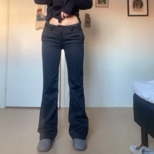 Gråa lågmidjade kostymbyxor - Säljer de perfekta lågmidjade kostymbyxorna!!😩 Säljer för att de är lite försmå i midjan och lite för långa i benen på mig som har 36 i byxor och är 164😕 💛 Nyskick från märket Lois som på affär kostar över 1000kr, de är använda ungefär 3-4 gånger😊 