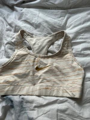 Nike sport-bh  - Nike sport-bh i storlek S. Väldigt skön och den passar även om du har xs 💗 använt endast några gånger 💗