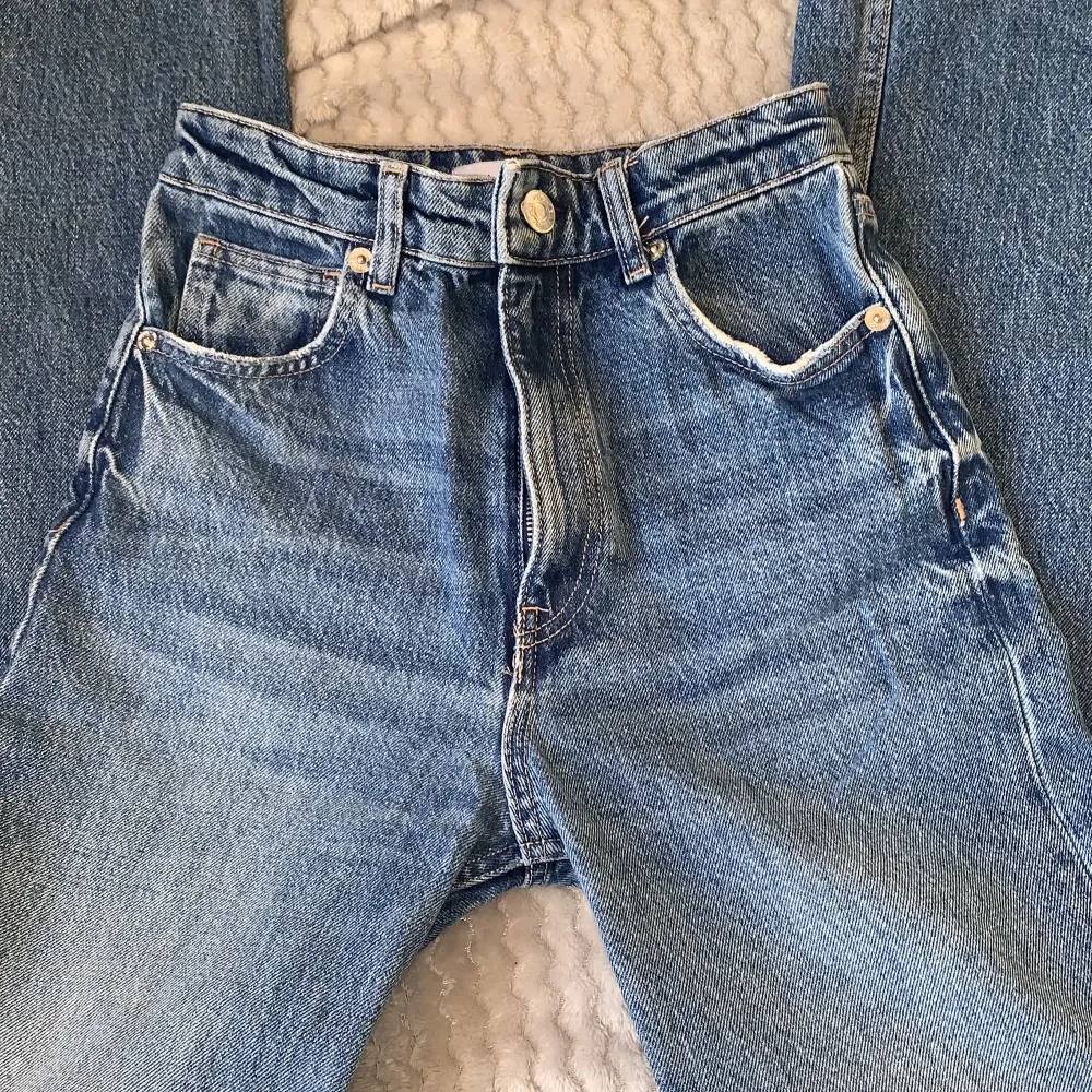 Jeans från zara! Storlek 34. De är i mycket bra skick och sälj pga att de inte passar mig.❤️nypris: 300kr. Jeans & Byxor.