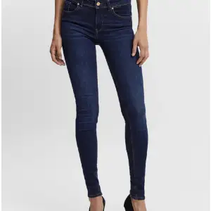 Säljer att par mörk Blåa skinny jeans från vero Moda, säljer pga att jag aldrig använder dom.  nypris 600 kr, säljer dom för 250 kr plus frakt.