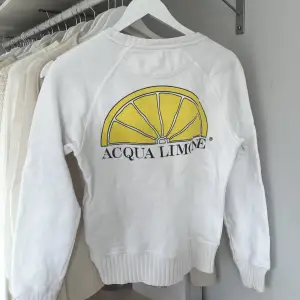 Säljer denna Acqua Limone tröja i storlek XXS då den inte längre kommer till användning🤍 Den har en liten fläck på armmudden som inte riktigt vill gå bort, kolla sista bilden 