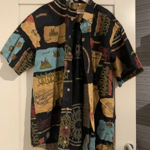 Vintage skjorta! - Väldigt oversized, har använt den en gång som ”klänning”. Är 165 lång och den går precis ovanför knät på mig 