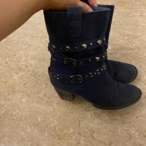 Boots med nitar - Jättefina mörkblåa boots med nitar Storlek 40 Använda några få gånger  Tryck inte på köp nu utan att skriva först!  150kr vid snabb affär! Går även få billigare om du skriver till mig först  