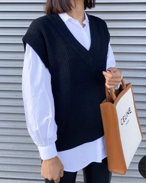 Svart stickad vest  - As snygg svart stickad vest med v-neck från zara