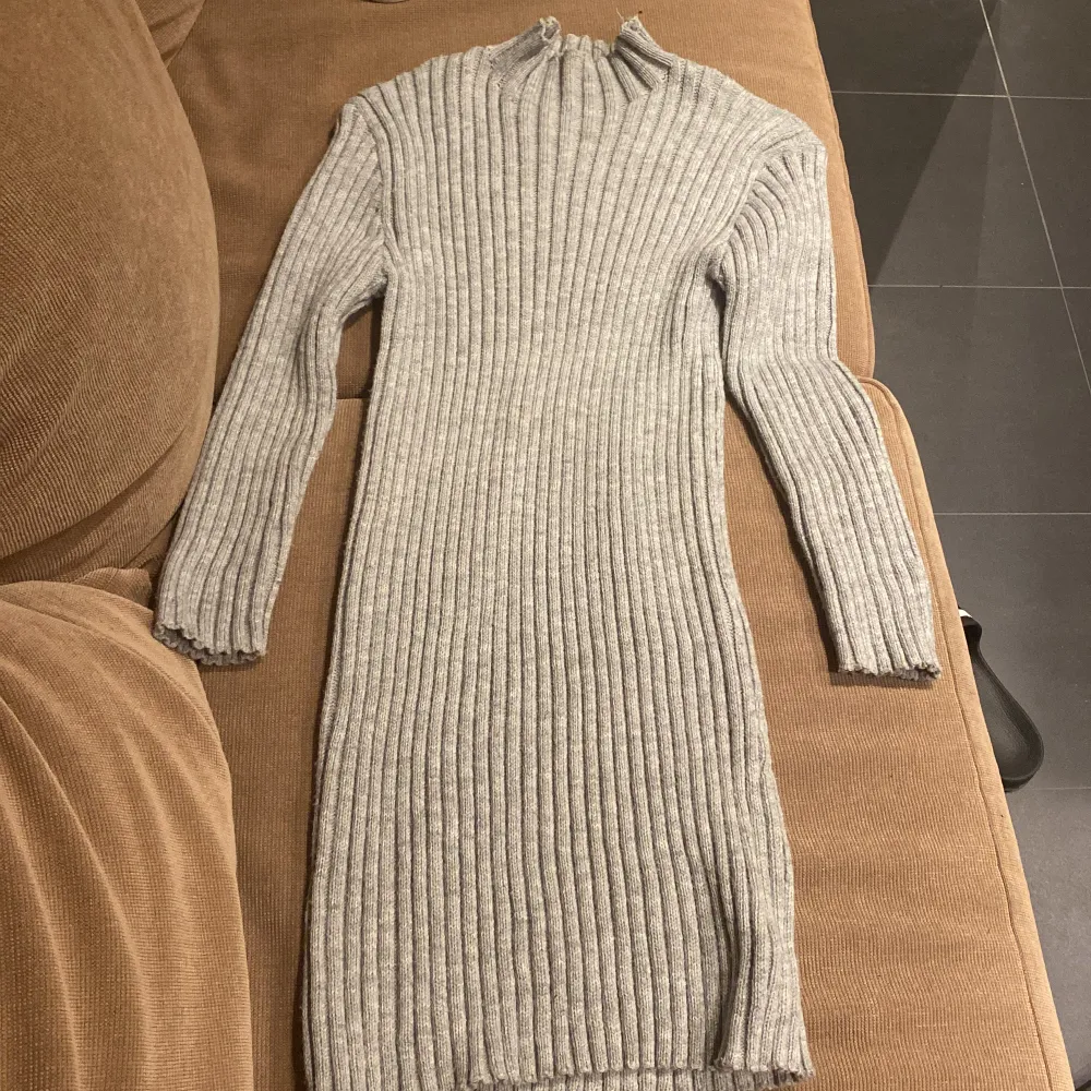 Jag säljer en grå stretchig klänning från Shein som är i fantastiskt skick och bara använd ett fåtal gånger. Den är i storlek xs men är väldigt töjbar och passar perfekt! Kontakta mig vid frågor😊. Klänningar.