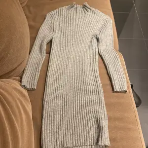 Jag säljer en grå stretchig klänning från Shein som är i fantastiskt skick och bara använd ett fåtal gånger. Den är i storlek xs men är väldigt töjbar och passar perfekt! Kontakta mig vid frågor😊