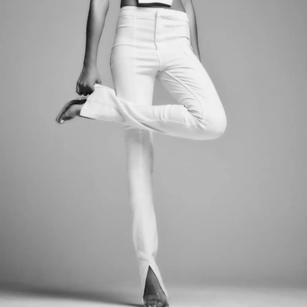 Ett par skit snygga vita jeans i storleken 36🤗. Jeans & Byxor.
