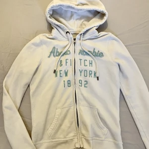 Zip up hoodie - Endast en liten fläck som man kan se på sista bilden annars bra skick.