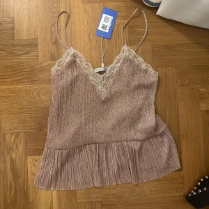 Glittrigt spetslinne - Så fint glittrigt linne! Inte kommit till användning men passar perfekt till sommaren💘