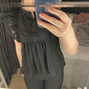 Blus  - Jättegullig blus från mango som ej kommer till användning längre köpt för 550kr