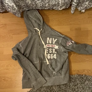 tröja - rätt sliten och välanvänd, men ändå rätt snygg:)