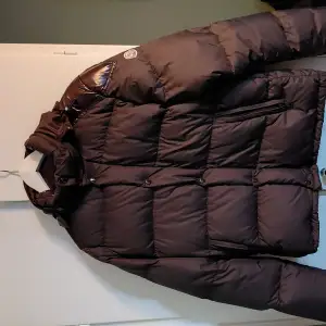 Moncler Jacka i bra skick Passar om man är ungefär 180-187cm  Jackan är i 9/10 skick Jag möts bara upp i lund men kan frakta, kunden står då för frakten.  Om ni vill ha mer bilder och bevis på att den är äkta så skriv till mig.  