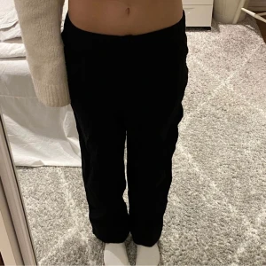 Svarta linnebyxor  - Säljer mina fina SVARTA linnebyxor från HM, samma modell som de vita! Storlek S men skulle passa M också💘 köparen står för frakten! OBS! Första bilden är lånad 