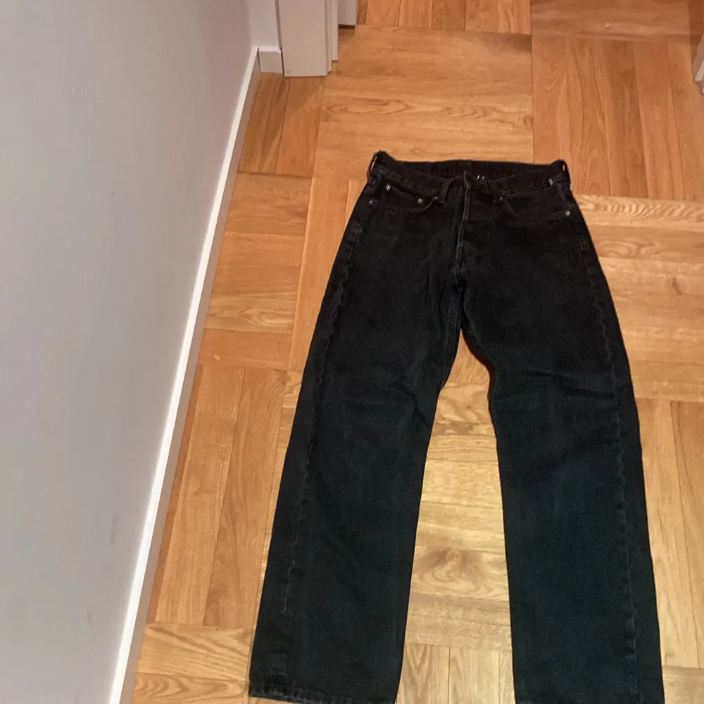 Ett par weekday jeans i moedellen Space köpta secondhand. Jeans & Byxor.