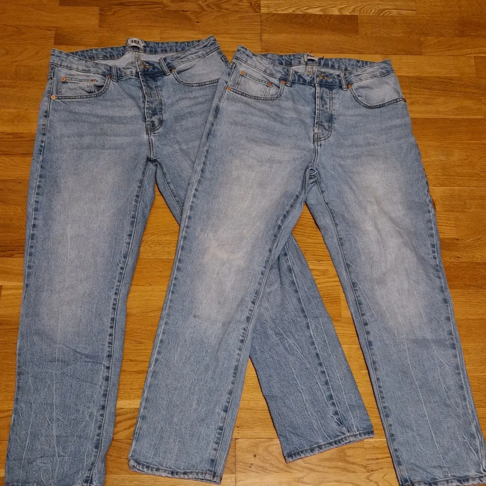 2pr jeans från lager157 knapt använda är ganska tajta skulle kunna passa en storlek M . Jeans & Byxor.