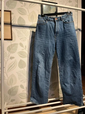 Jeans - Blåa jeans inget speciellt. Modellen är lindex Hanna.