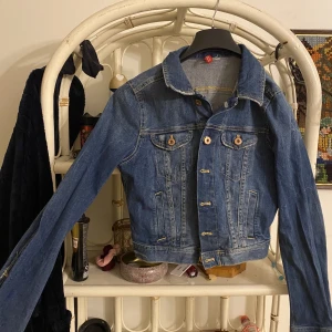 Jeansjacka med slitningar - Storlek 38 Kortare modell